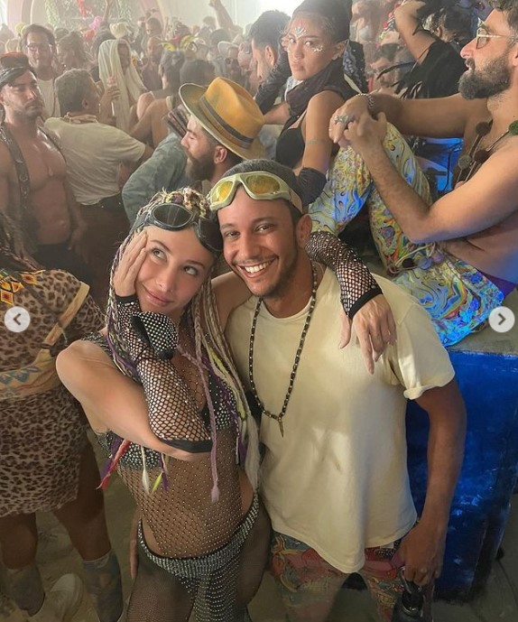 seyma subasi ve mohammed alsaloussi den burning man pozlari